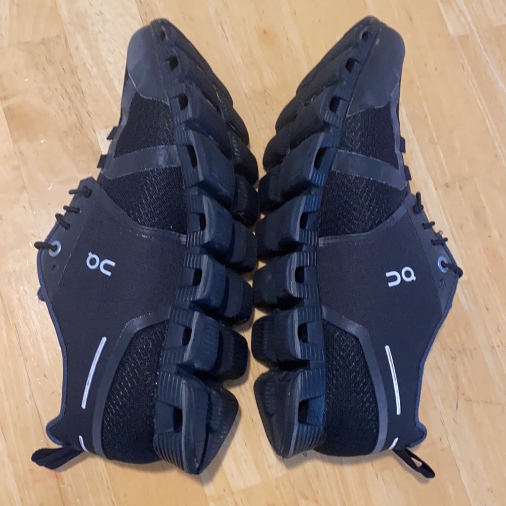 On cloud waterproof running sneaker 🖤 - Picture 7 of 8